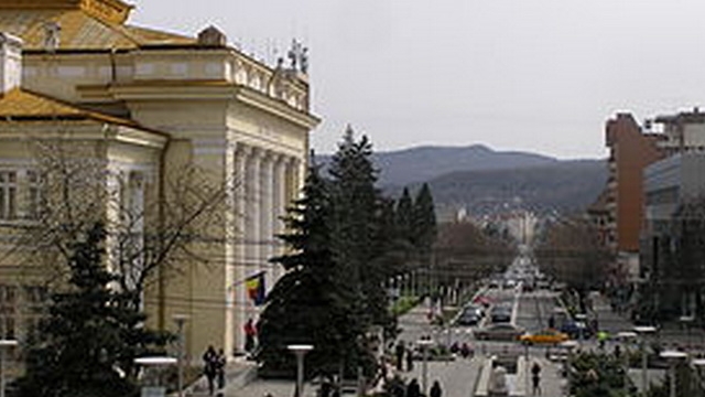 Valcea: Un barbat care lucra la reteaua de canalizare a murit dupa ce un mal s-a surpat peste el