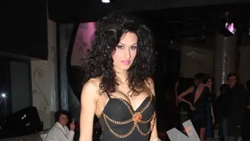 Este permanent in preajma artistului, dar se chinuie sa ramana o prezenta discreta! “Nepoata lu Ilie Nastase” a ajuns la inima manelistului! Ea este iubita preferata a lui Florin Salam!