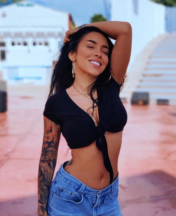 Cum a fost fotografiată Ruby într-un supermarket din București. Mai vulgar de atât nu se poate