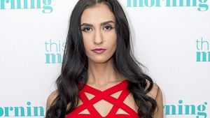 Românca de 18 ani care şi-a scos virginitatea la vânzare pentru un milion de lire sterline a stârnit din nou imaginaţia bărbaţilor. Le-a arătat tuturor posteriorul ei bine lucrat la sală