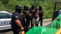 Scene desprinse parcă dintr-un film de acțiune. Doi suspecți de furt au fost încătușați în trafic. VIDEO