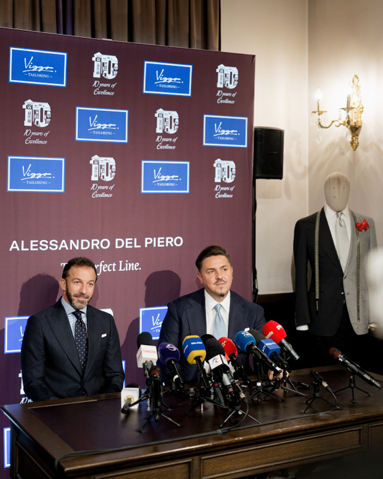 Fostul căpitan al lui Juventus a ajuns la București însoțit de soția sa