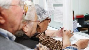 Acești seniori vor primi bani în plus de Crăciun. Pe ce dată vor intra pensiile  pe card