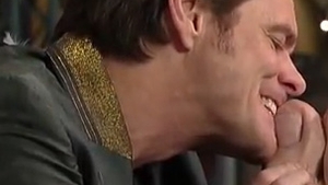 Jim Carrey e nebun de legat! Şi-a ros unghiile de la picioare in direct, in cea mai urmărită emisiune din SUA