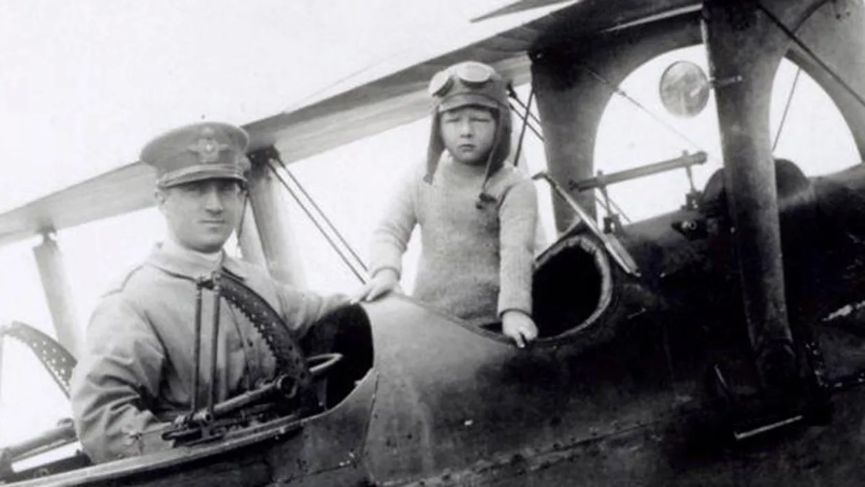 Imagini de colectie cu Majestatea Sa. Primii ani de pilotaj ai Regelui Mihai