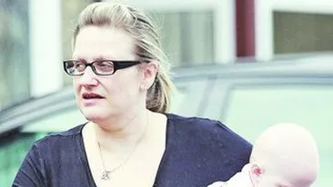 Ai zice ca e mama lui. Ce urata e sora lui Beckham!