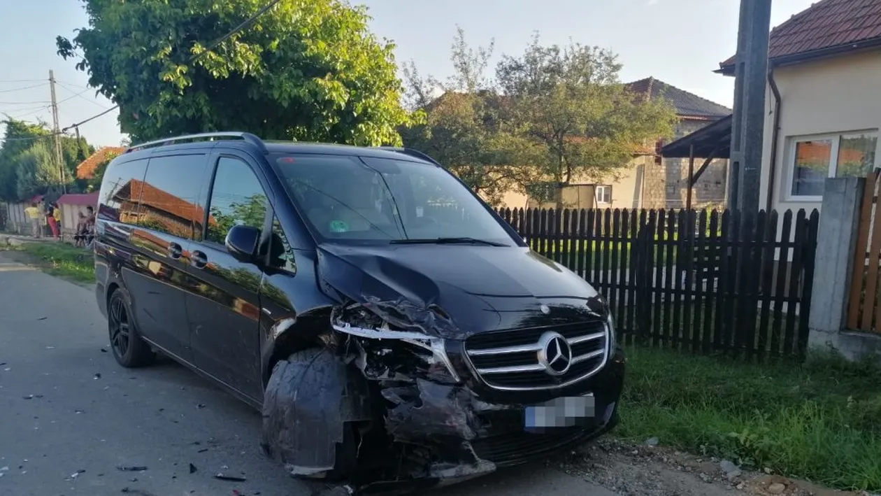 Accident teribil în Argeș! O femeie a fost strivită de o mașină în timp ce stătea pe bancă în fața curții. Vinovatul nici măcar nu are permis de conducere