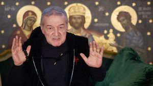 Scandal monstru cu Gigi Becali, în altarul bisericii! Un călugăr l-a înfruntat, după ce a avut o dorință nepotrivită