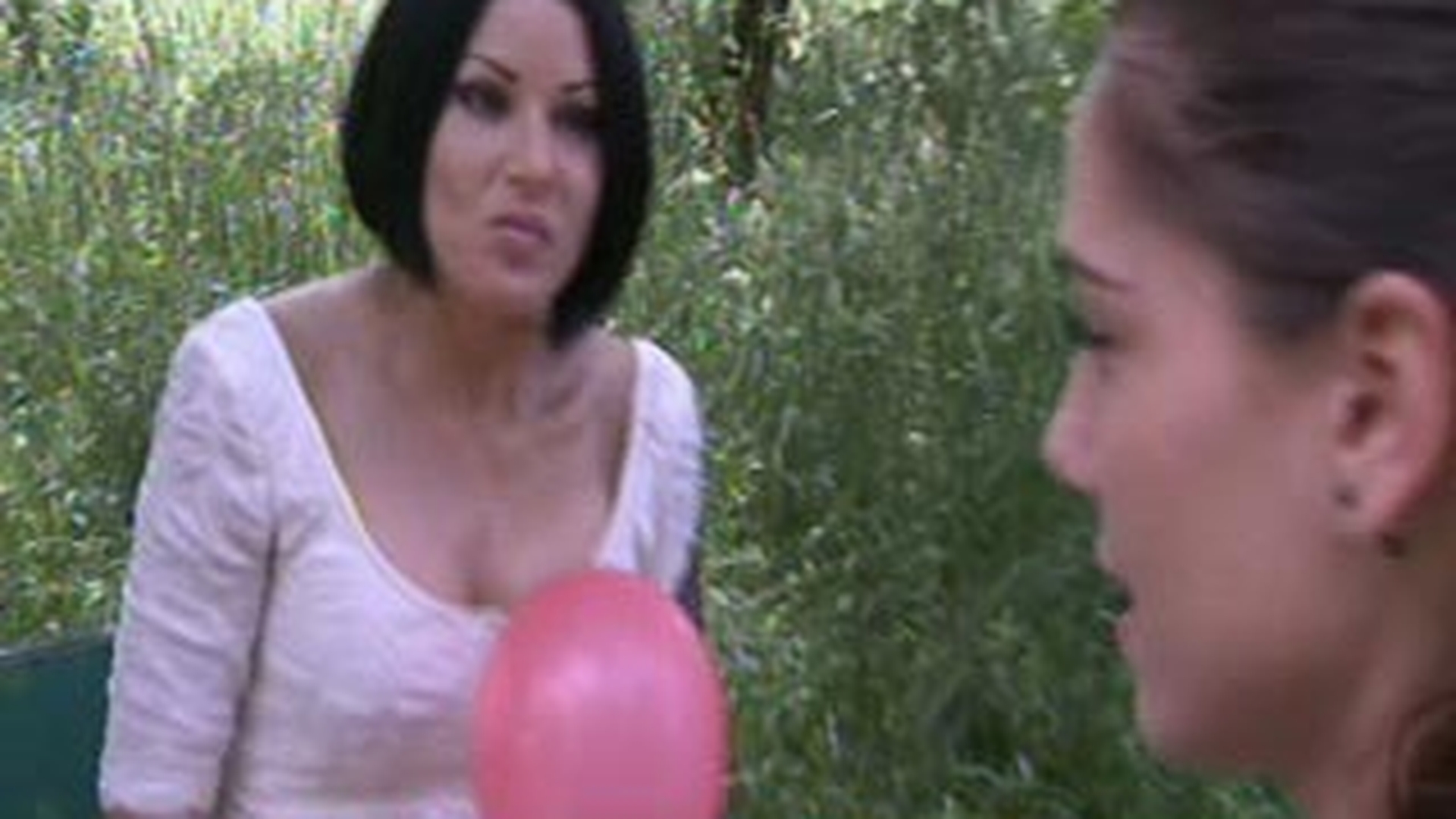 Simona Trasca si Roxana Marinescu au sarbatorit 50 de ani de silicoane! Uite cum s-au distrat cu baloane in parc!
