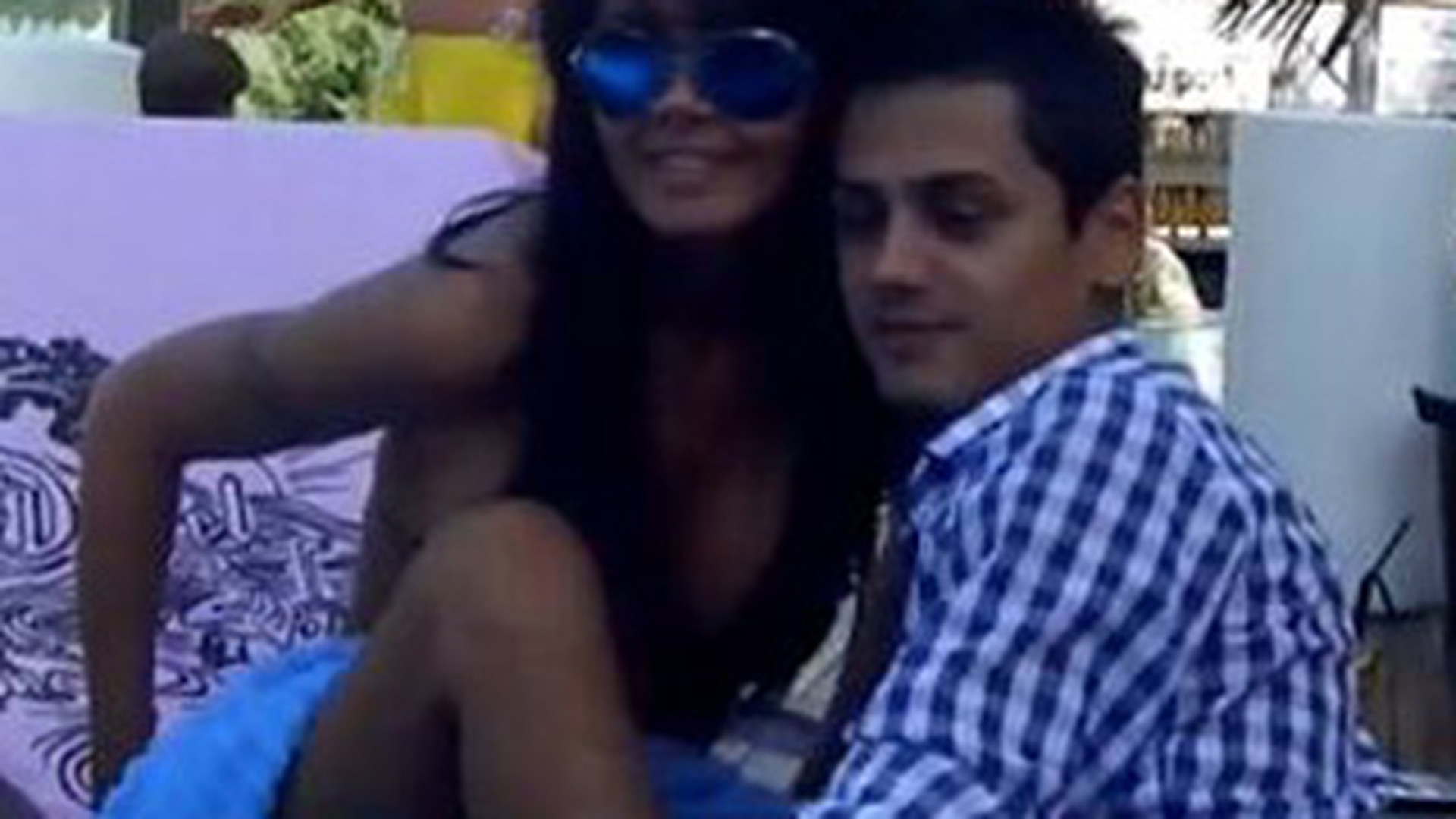 VIDEO INCENDIAR! Oana Zavoranu are un nou iubit! S-au sarutat de mama focului la piscina