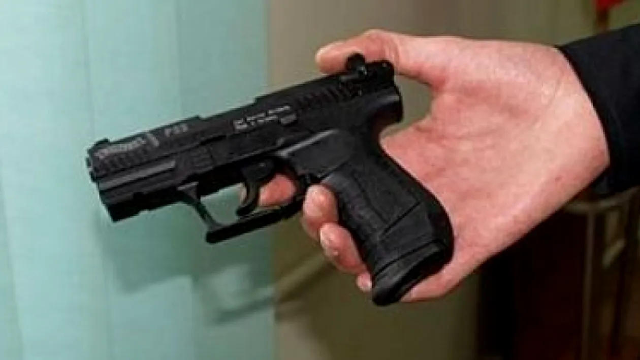 Incident major la vot: Un bărbat a încercat să intre în secție cu un pistol