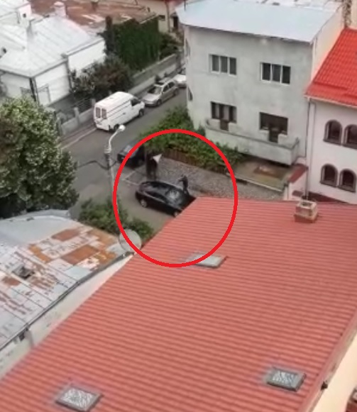 Bărbatul prins în flagrant în timp ce vandaliza mașina
