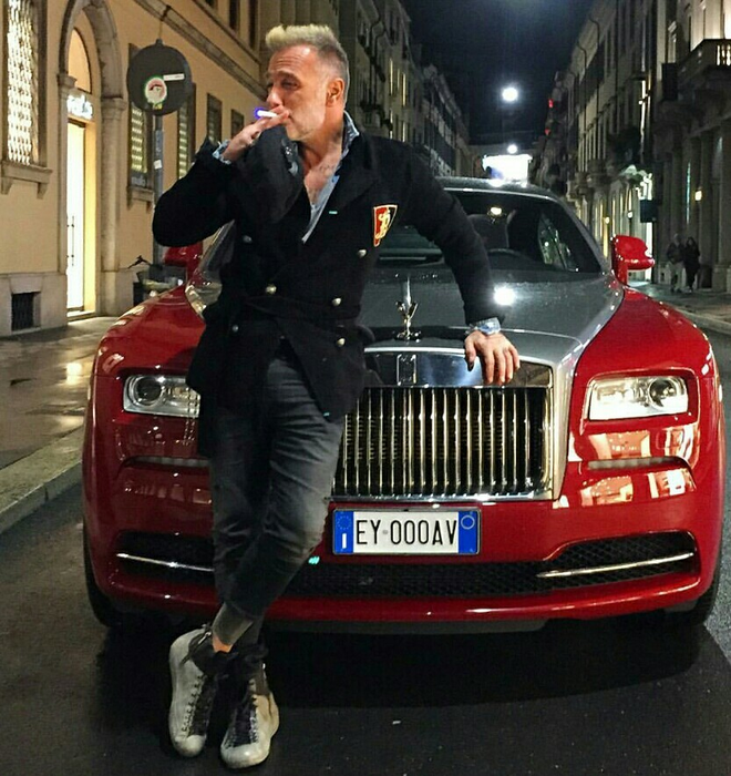 Rolls Royce-ul roşu al lui Gianluca Vacchi