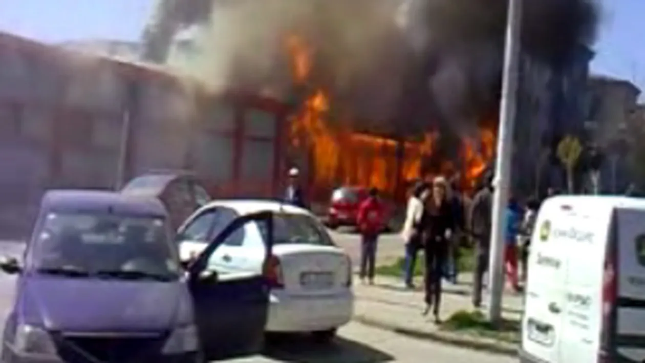 Un centru comercial din Deva a luat foc