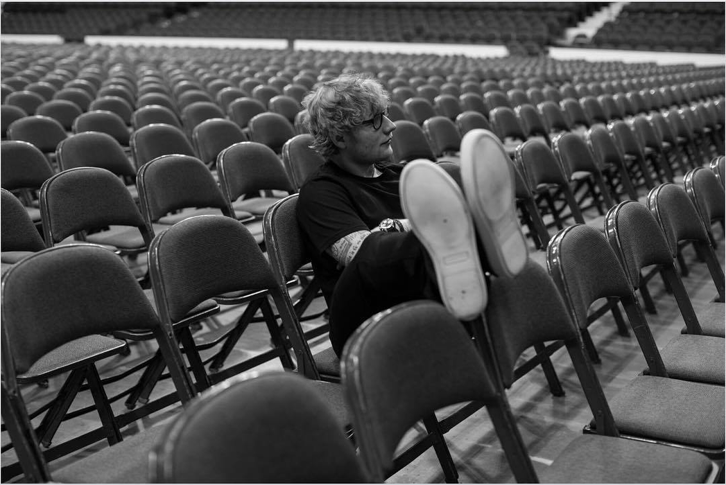 Ed Sheeran a cumpărat toate proprietăţile din jurul casei sale! Motivul este incredibil