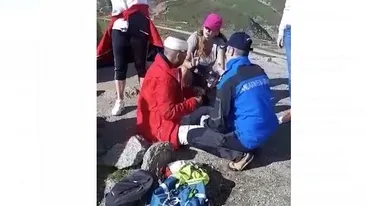 La un pas de tragedie! Un bărbat a căzut de pe o stâncă în Bucegi. VIDEO