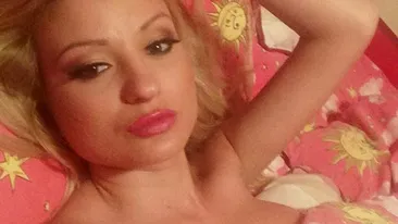 Un cunoscut manechin de la noi s-a pozat in ipostaze sexy. Cand au vazut ce are intre picioare, fanii au luat-o razna!