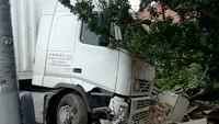 O femeie a fost rănită după ce i-a intrat un TIR în casă! 