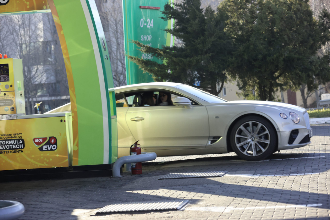 Într-o zi însorită de ianuarie, "Surorile Opticris" și-au făcut timp și pentru Bentley (Foto: CANCAN.RO)