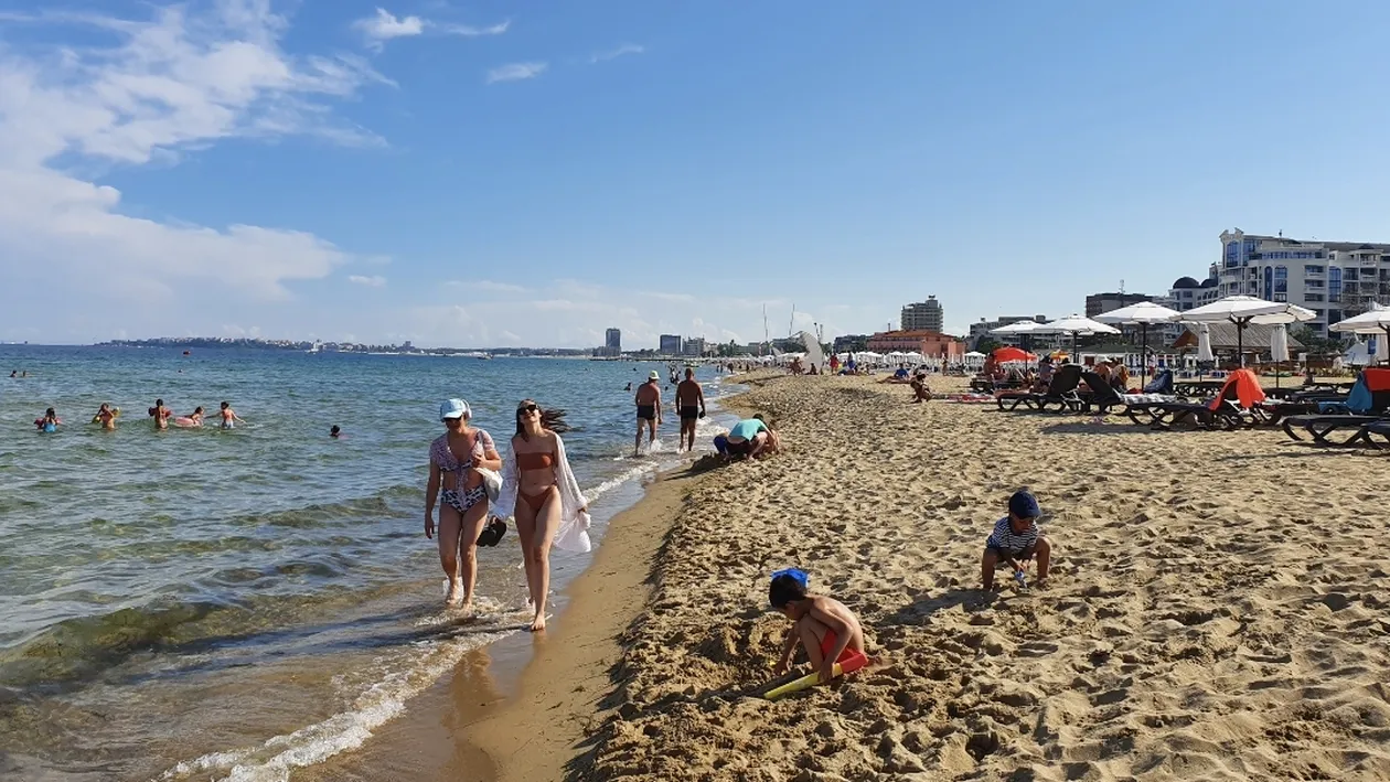 Momente de panică pe o plajă bulgărească iubită de români. Ce au descoperit în apa mării i-a pus pe fugă pe turiști