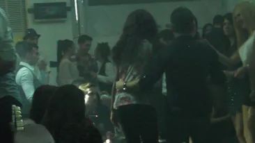 A mers in club fara Mihaela Radulescu, dar si-a clatit ochii cu o mulatra focoasa. Vezi cum s-a distrat prezentatorul!