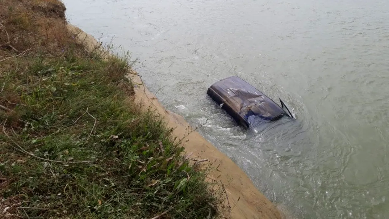 Autoturism în care erau cinci români, căzut într-un râu din Italia