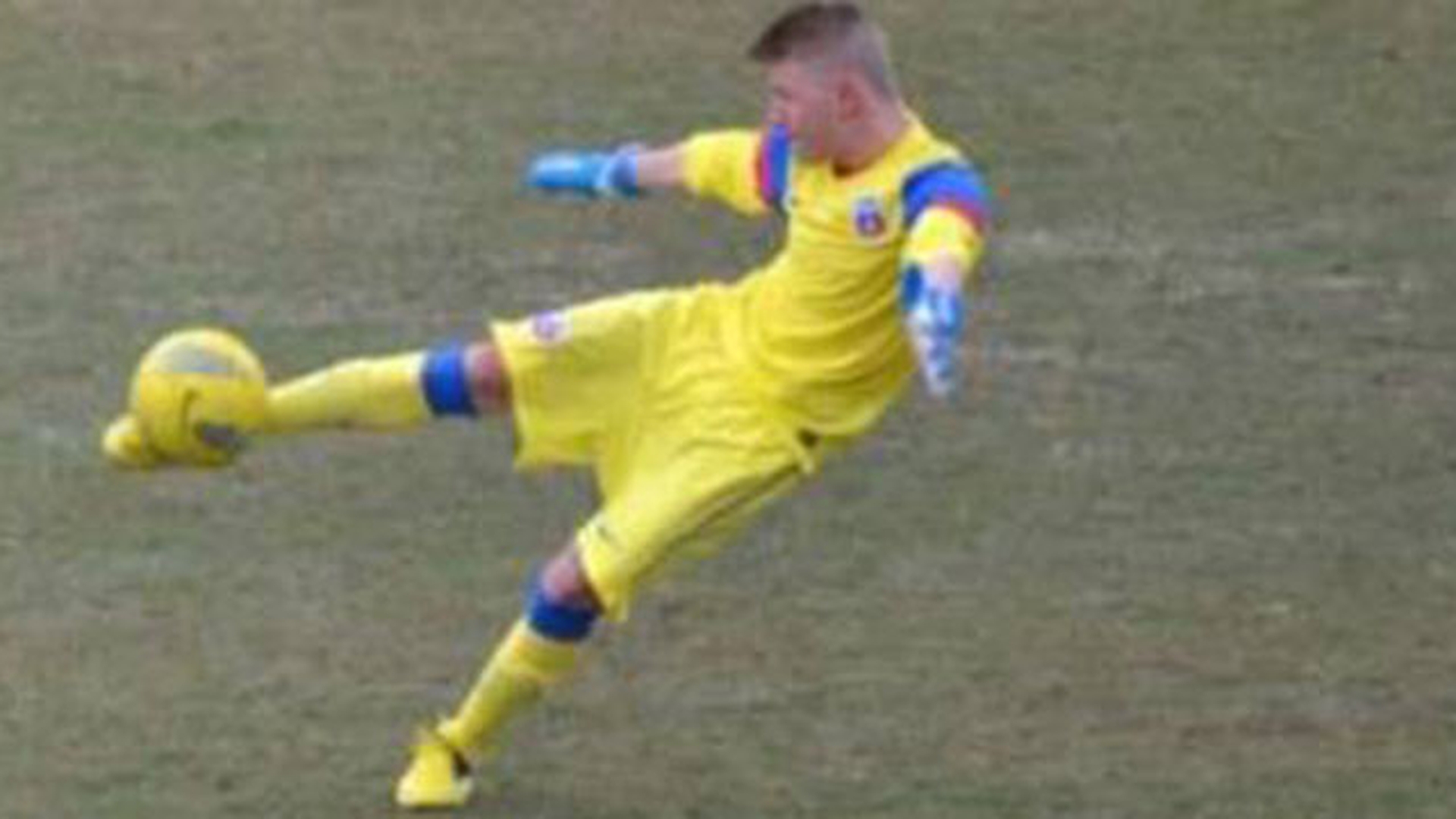 Un fotbalist de la Steaua, BATUT cu bestialistate de mai mulţi colegi! Sportivul se afla internat in stare grava