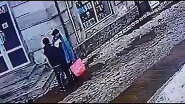 Noua metodă de furt face ravagii printre bătrâni! Hoții se dau drept „colegi de armată”, îi pupă și le fură portofelele! Imagini incredibile