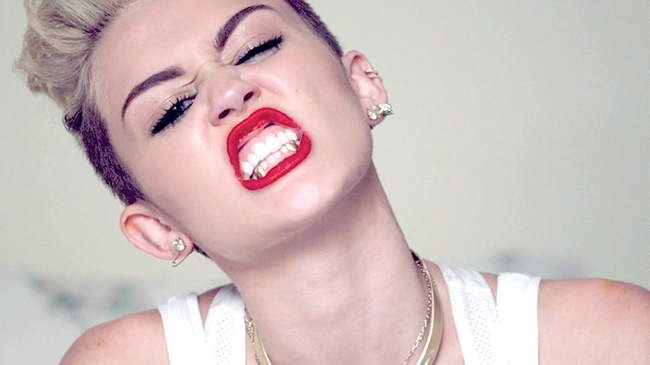 Cât de ciudat s-a imbrăcat! După ce s-a dezbrăcat complet intr-un videoclip, Miley a iesit pe stradă intr-o tinută scandaloasa