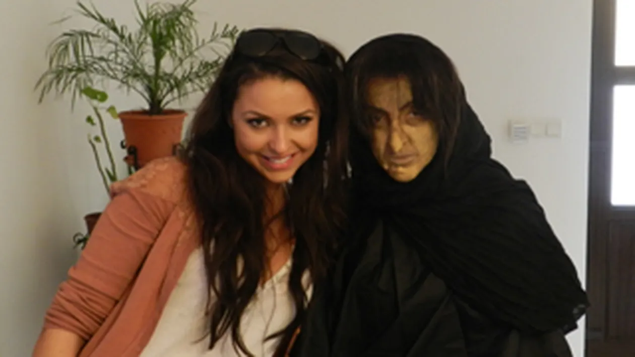 N-ai sa ghicesti ce faimoasa cantareata se ascunde sub masca acestei vrajitoare ingrozitor de urata!