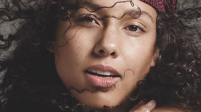 ALICIA KEYS s-a filmat în timp ce intră în cadă goală-puşcă! Bărbaţii au fost în delir
