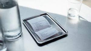 Un bacșiș de 16.000 de dolari lăsat unei chelnerițe, subiect de dispută pe internet