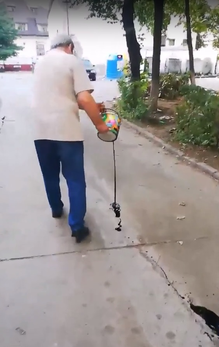 Așa ceva nu s-a mai văzut! Cum s-a răzbunat un pensionar din Bacău pe copiii gălăgioși din spatele blocului