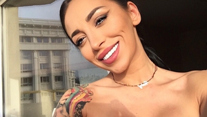 RUBY s-a întins pe canapea, a ridicat piciorul, iar fanii au observat imediat:‘’Se vede...’’