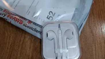 O femeie din Alba Iulia a primit acasă un colet și a plătit livratorului 69.90 de lei pentru o pereche de căști. Ce se afla înauntru, de fapt