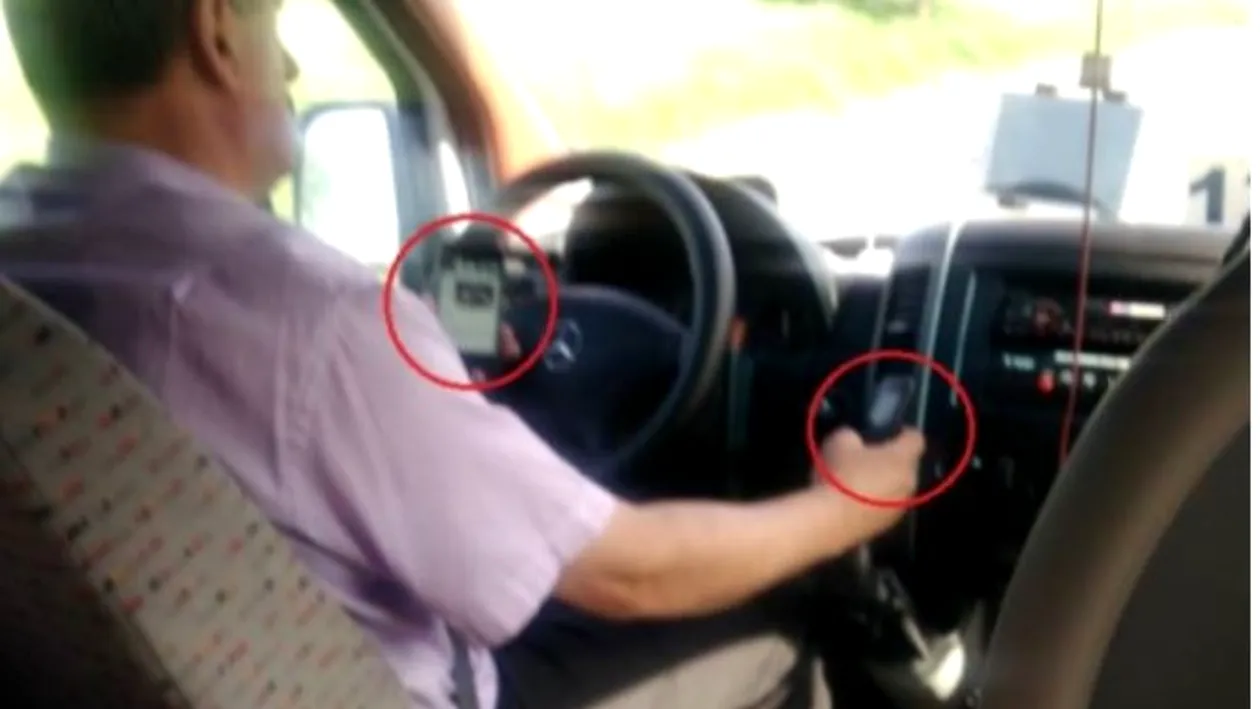 Șoferul de microbuz filmat butonând două telefoane în timp ce conducea a fost audiat! El riscă doar două puncte de amendă