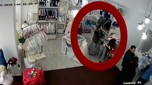 VIDEO EXCLUSIV. Furt spectaculos la Arad, după metoda "Bebeluşul". Hoţilor nu le-a păsat de camerele de supraveghere