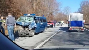 Accident teribil în Covasna! O dubă plină cu jandarmi s-a izbit de un microbuz și a fost spulberată!