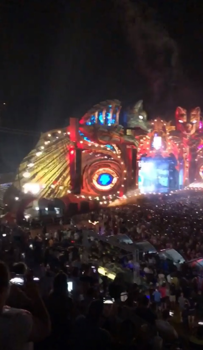 Cătălin Botezatu, sărutat cu patos de o brunetă focoasă la Untold! Imagini senzaționale din zona VIP a celebrului festival