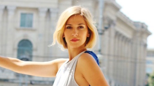 Dana Rogoz, intr-o rochie vaporoasa prin care i s-a vazut forma sanilor