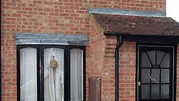 S-au mutat in casa unui britanic plecat la munca