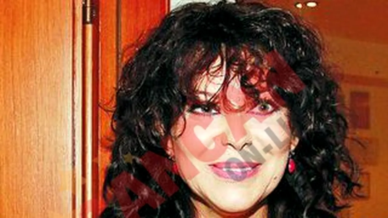 Miki vrea sa-i faca nunta ca la carte cainelui ei