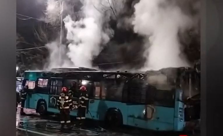 Prima reacție a șoferului aflat la volanul autobuzului care a luat foc în Capitală. A salvat viața a 7 călători!
