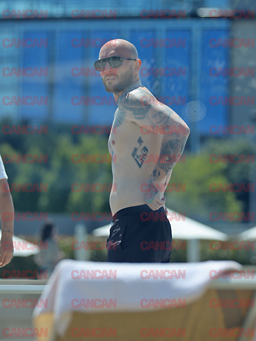 Comediantul a fost surprins la o piscină din nordul Capitalei