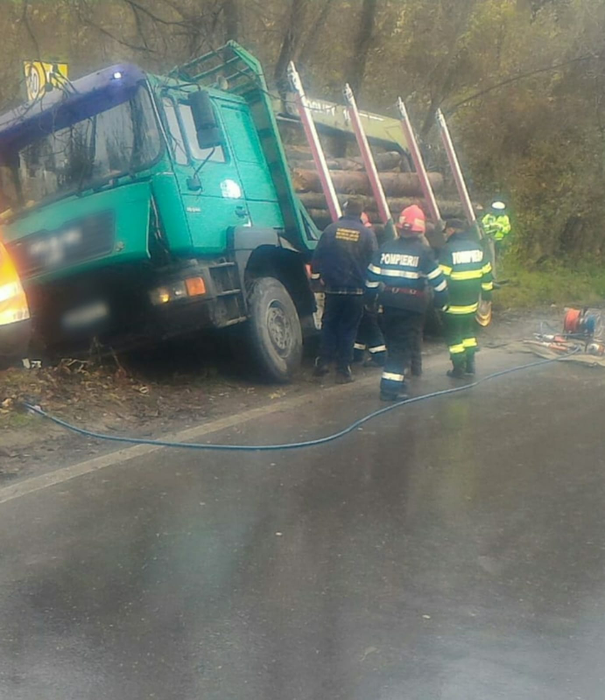 Accident grav în județul Dâmbovița. O femeie a fost prinsă sub un camion cu lemne. Victima a decedat la spital