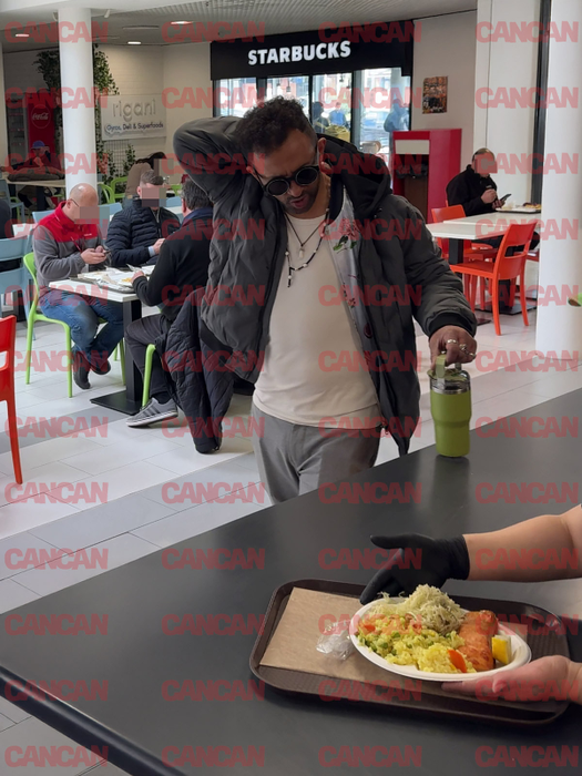 Cu ochelari de soare și look relaxat, Kamara a fost surprins în timp ce se bucura de un prânz ușor