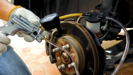 La câți KM se schimbă lichidul de frână? Greșeala care îți poate distruge sistemul de frânare