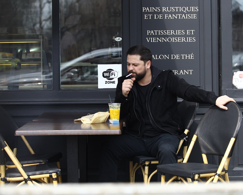 Augustin Viziru, cu un look total schimbat, la o terasă din București