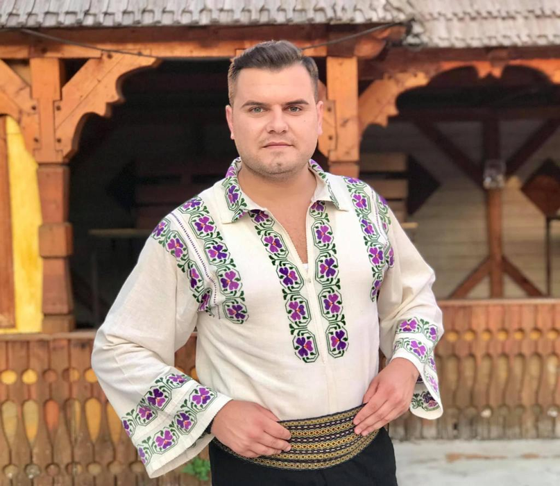 Abandonat de mamă la doi ani! Povestea fabuloasă de viaţă a cântăreţului-teolog