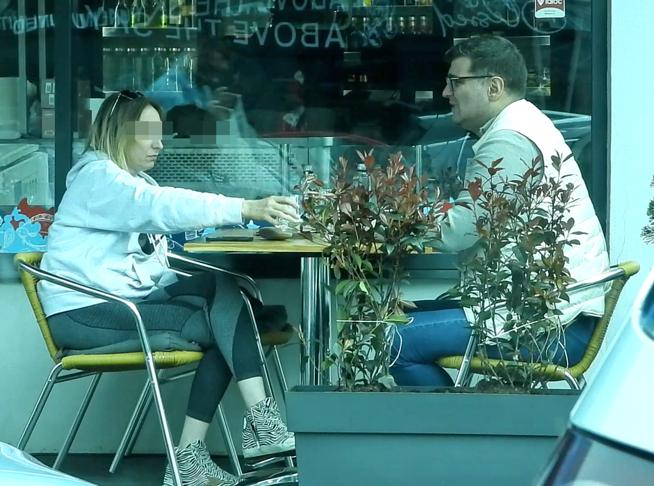 Toni Iuruc și-a dat întâlnire cu o doamnă, la o apă, la un restaurant din zona Floreasca (Foto: CANCAN.RO)